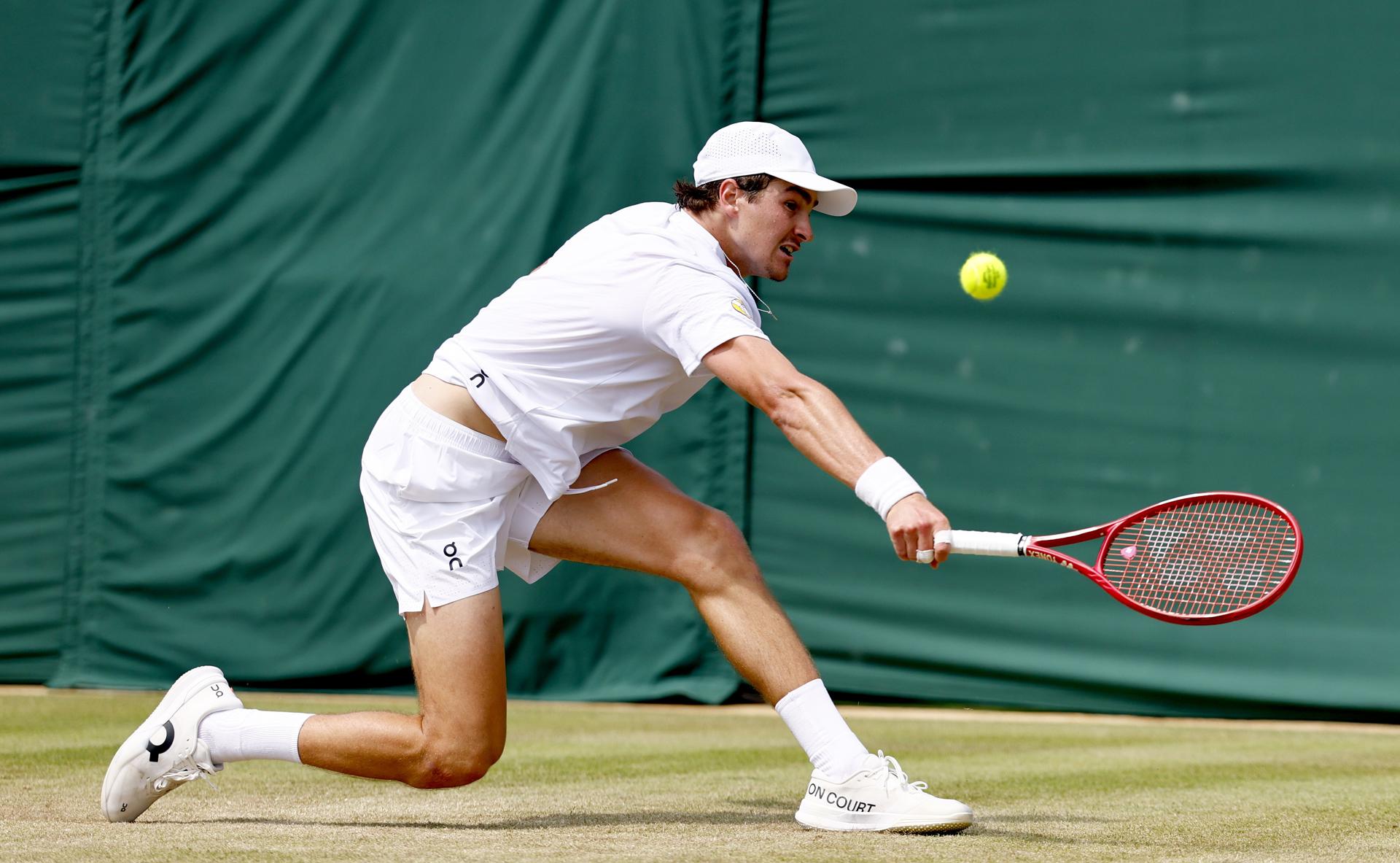 El tenista brasileño Joao Fonseca, en acción durante su partido de tercera ronda del torneo de Wimbledon contra el ruso Roman Safiullin, disputado este viernes. EFE/ TOLGA AKMEN