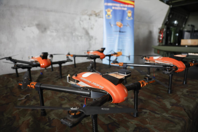 Imagen de archivo de varios dispositivos que forman parte de un sistema de enjambre de drones expuestos en el marco de una visita de la ministra de Defensa de España, Margarita Robles, al acuartelamiento de artillería de Fuencarral 'Capitan Guiloche', en Madrid.EFE/ Mariscal
