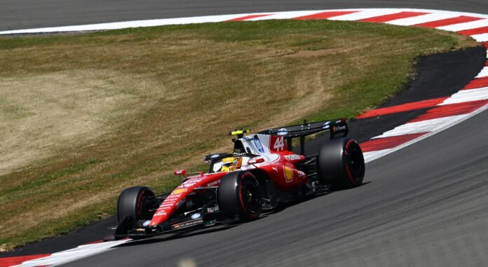 El piloto británico Lewis Hamilton (Ferrari), durante la sesión de entrenamientos de este viernes previa al Gran Premio de Gran Bretaña, que se disputa en el circuito de Silverstone. EFE/ PETER POWELL
