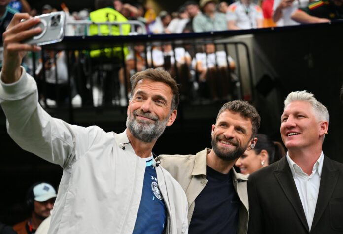 Klopp, junto a Schweinsteiger y Thomas Müller, en una foto de archivo durante el Mundial 2026. EFE/EPA/SAM WASSON
