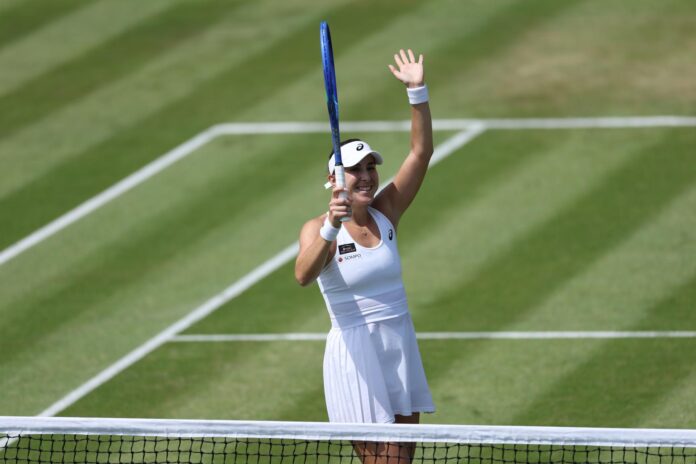 La tenista suiza Belinda Bencic saluda tras ganar su partido de tercera ronda del torneo de Wimbledon contra la rusa Anna Kalinskaya, en el partido disputado este viernes. EFE/ADAM VAUGHAN
