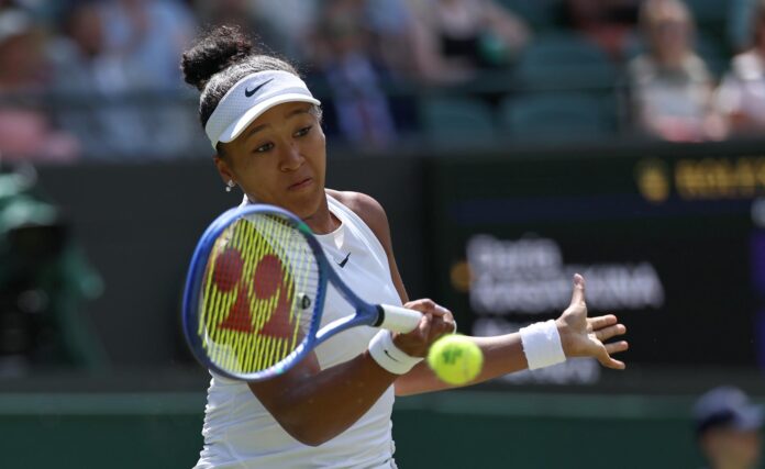 La tenista japonesa Naomi Osaka, durante su partido de tercera ronda del torneo de Wimbledon disputado este viernes contra la australiana Daria Kasatkina. EFE/ NEIL HALL
