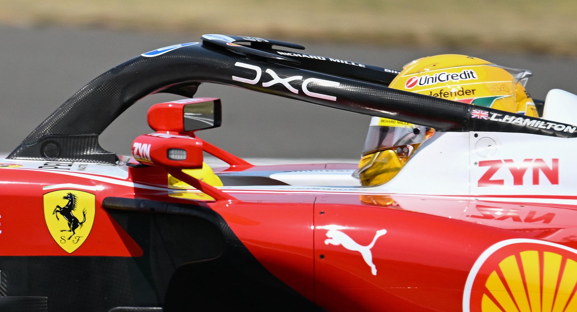 El piloto británico Lewis Hamilton (Ferrari), durante la sesión de entrenamientos de este viernes previa al Gran Premio de Gran Bretaña, que se disputa en el circuito de Silverstone. EFE/ PETER POWELL
