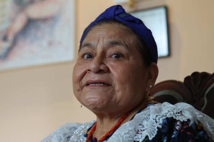 Fotografía del 24 de junio de 2026 que muestra a la Premio Nobel de la Paz 1992, la guatemalteca Rigoberta Menchú Tum, hablando durante una entrevista con EFE, en Ciudad de Guatemala (Guatemala). EFE/ Mariano Macz
