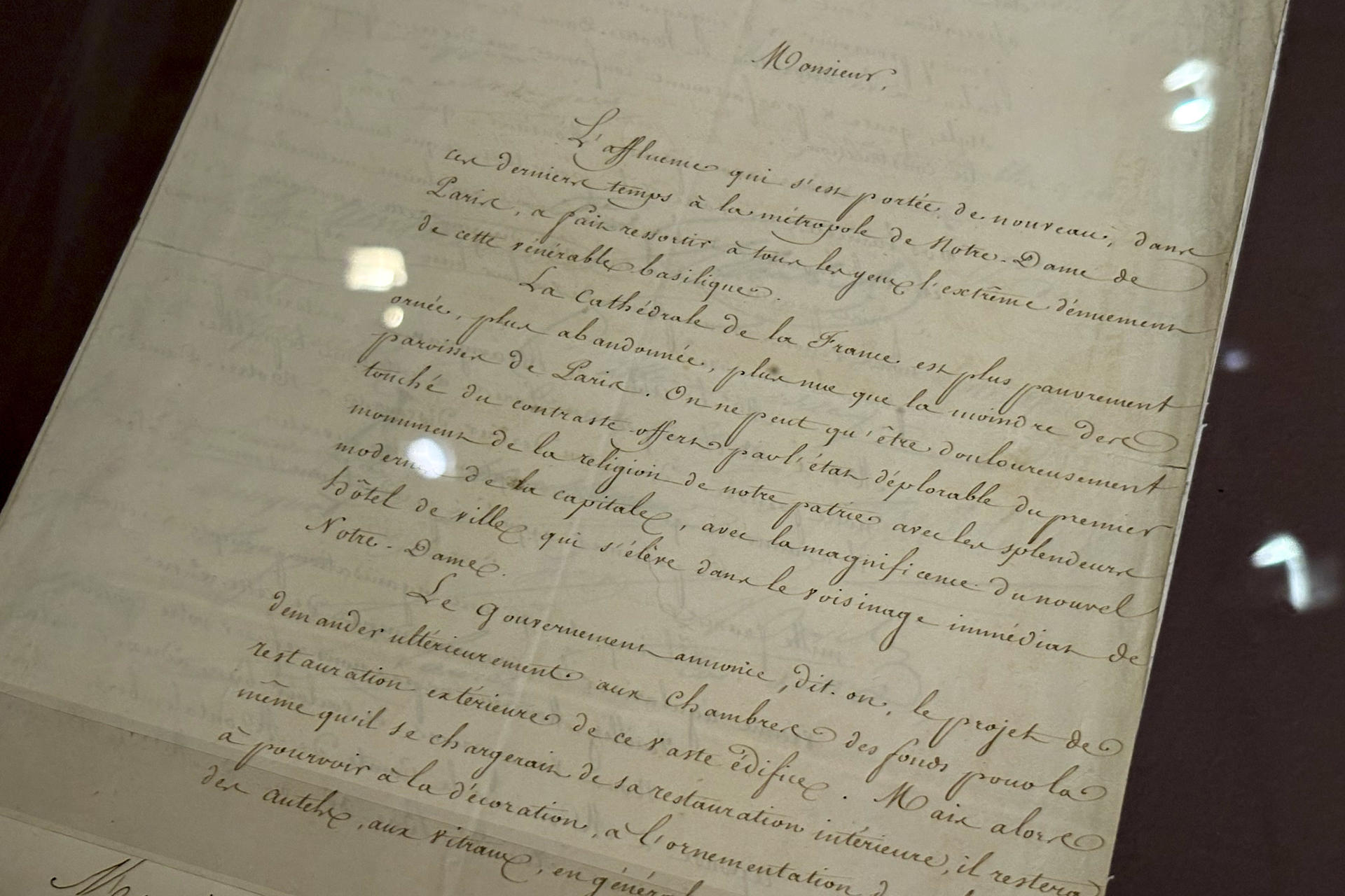 Carta firmada por múltiples personalidades francesas de la primera mitad del siglo XIX solicitando la reforma de la Catedral Notre-Dame de París frente a las propuestas de demolición de la época. EFE/ Pol Lloberas Cardona
