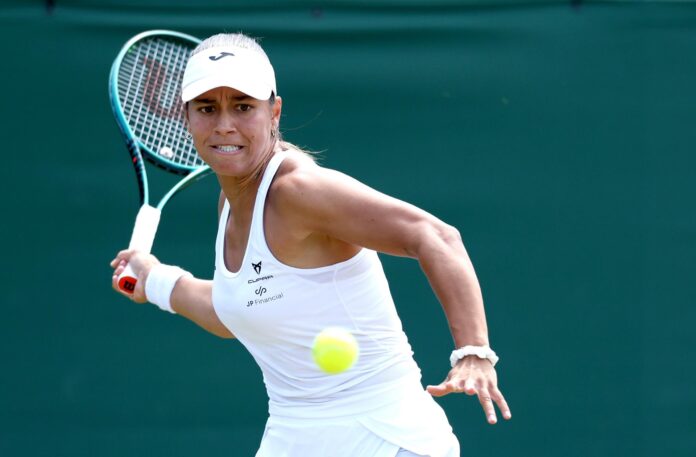 La tenista española Jessica Bouzas, durante su partido de tercera ronda del torneo de Wimbledon, disputado este viernes contra la estadounidense Jessica Pegula. EFE/ ADAM VAUGHAN
