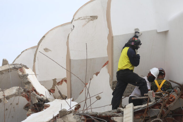 Rescatistas participan en la búsqueda de Fabio, un niño de 9 años que permanece desde hace nueve días bajo un edificio derrumbado tras el doble terremoto del 24 de junio, este viernes en Caraballeda, La Guaira (Venezuela). EFE/ Miguel Gutiérrez
