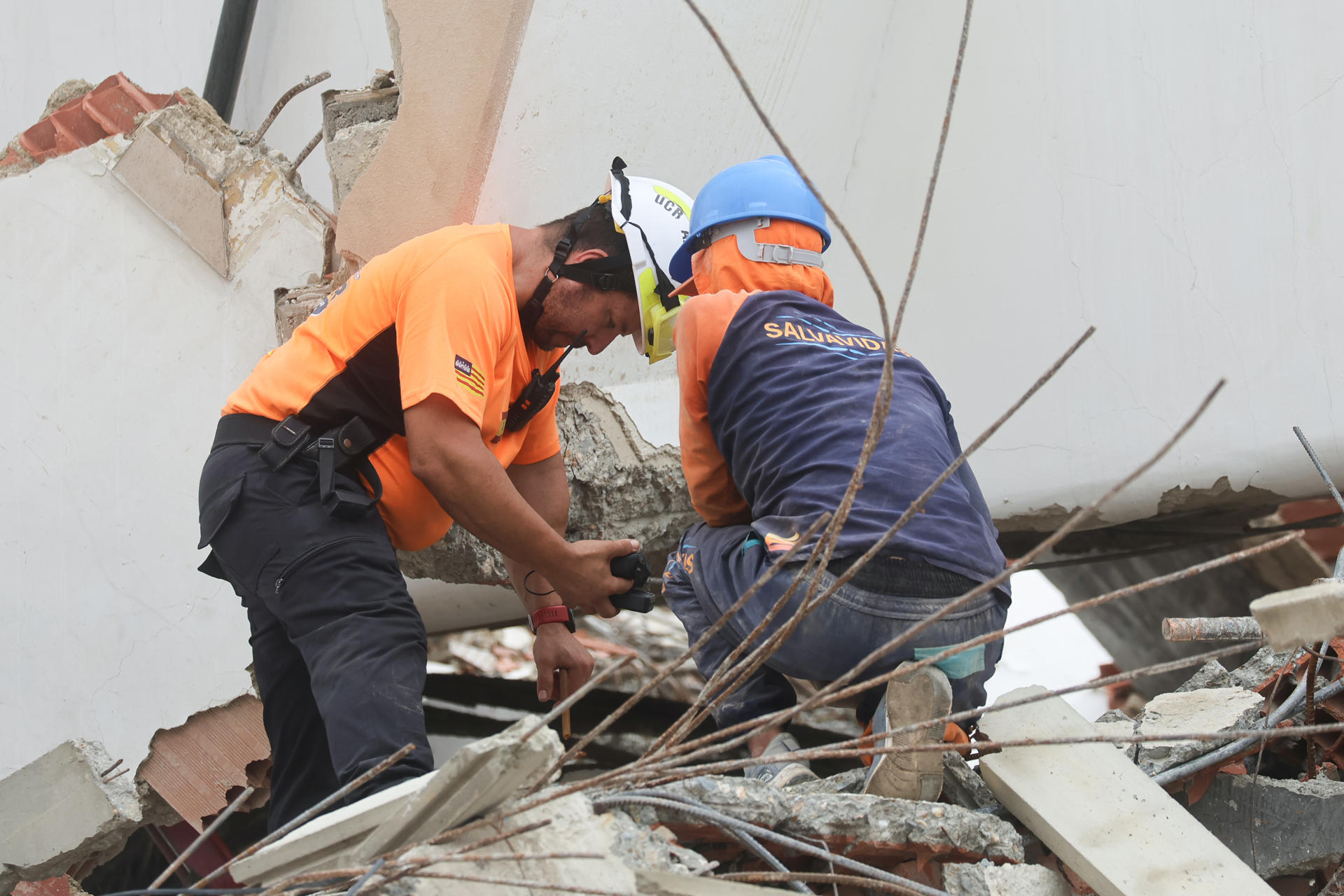 Rescatistas participan en el operativo de búsqueda de un menor de 9 años tras los terremotos en Venezuela, este viernes en Caraballeda, La Guaira (Venezuela). EFE/ Miguel Gutiérrez
