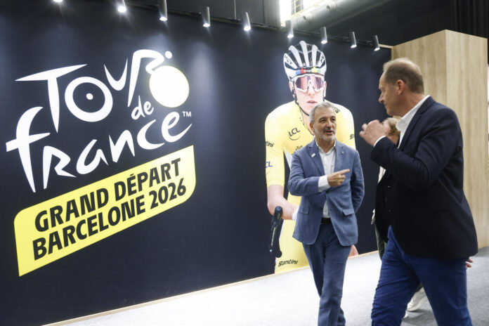 Fotografía del pasado 1 de julio, en la que puede verse al alcalde de Barcelona, Jaume Collboni (i), y al director general del Tour de Francia, Christian Prudhomme (d). EFE/ Quique Garcia
