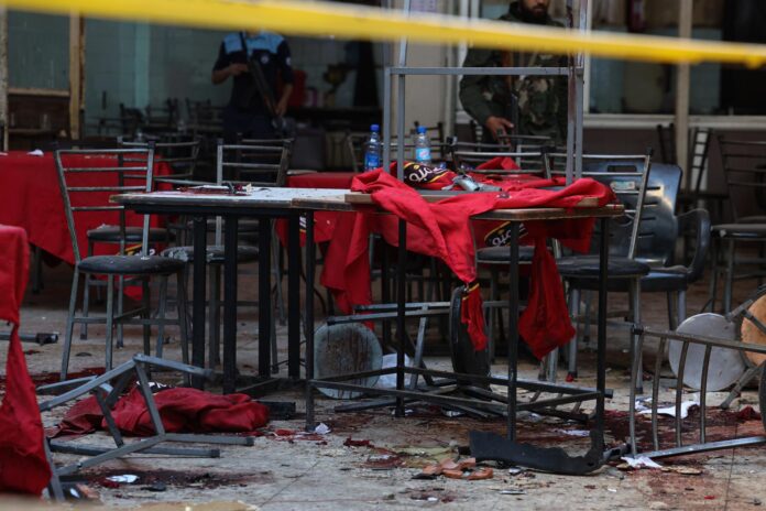 Lugar de la explosión del artefacto en una céntrica cafetería de Damasco. EFE/EPA/MOHAMED AL RIFAI
