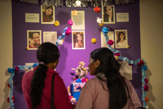 Fotografía del 26 de Junio de 2026 de asistentes a la exposición 'Archivos de resistencia: memorias de lucha de mujeres en Guayaquil' una muestra que crea una línea de tiempo que visibiliza el trabajo que muchas realizaron para conseguir una vida digna y libre de violencia, desde finales de 1970 hasta la actualidad. EFE/ Mauricio Torres
