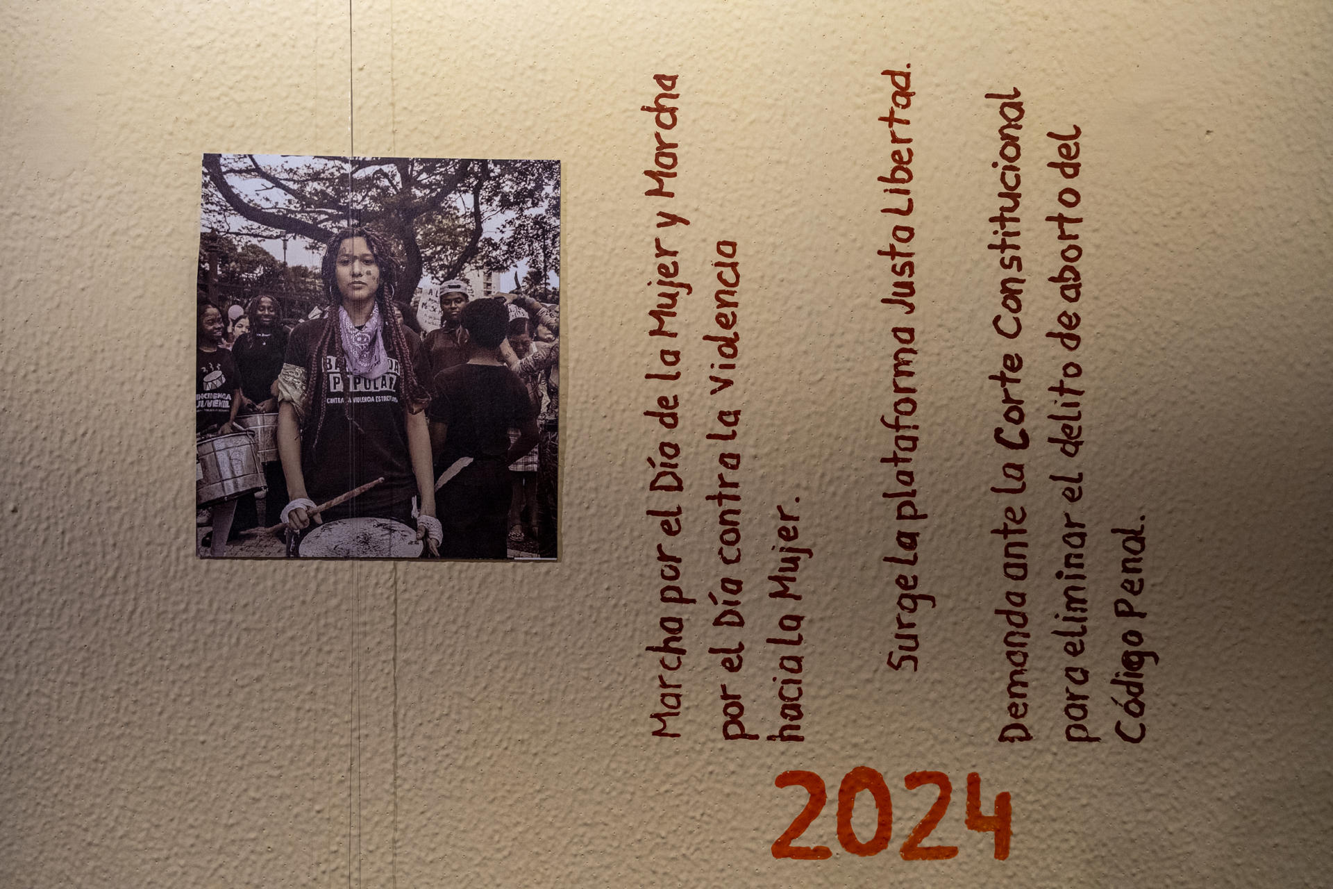 Fotografía del 26 de Junio de 2026 de la exposición 'Archivos de resistencia: memorias de lucha de mujeres en Guayaquil' una muestra que crea una línea de tiempo que visibiliza el trabajo que muchas realizaron para conseguir una vida digna y libre de violencia, desde finales de 1970 hasta la actualidad. EFE/ Mauricio Torres