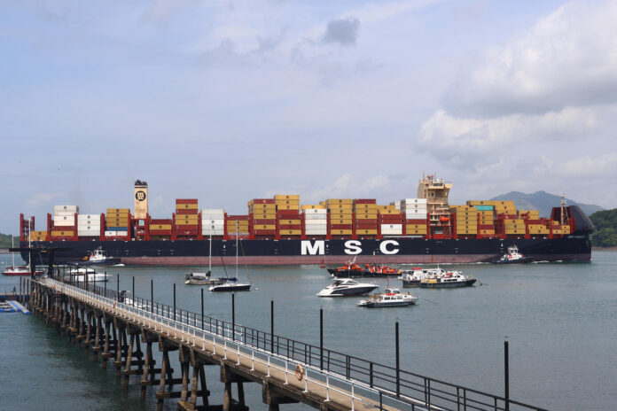 Fotografía que muestra un barco de carga navegando este jueves, en el Canal de Panamá (Panamá). EFE/ Carlos Lemos
