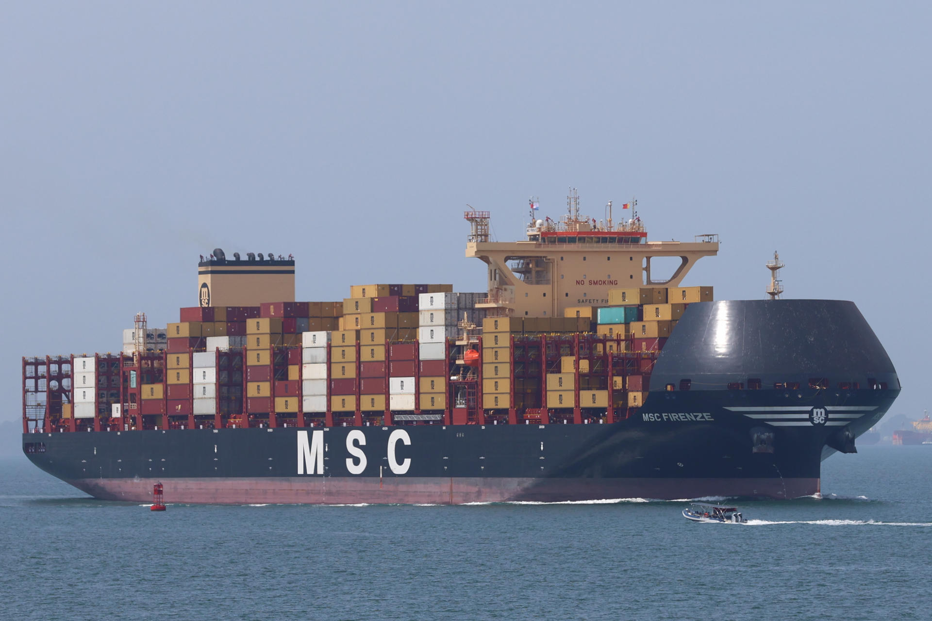 Fotografía que muestra un barco de carga navegando este jueves, en el Canal de Panamá (Panamá). EFE/ Carlos Lemos
