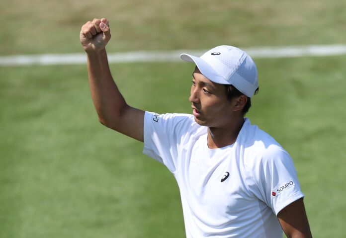 El japonés Shintaro Mochizuki celebra haber ganado el tie-break del segundo set durante su partido de tercera ronda del torneo individual masculino contra el español Rafael Jodar en Wimbledon, en Londres. EFE/EPA/ADAM VAUGHAN
