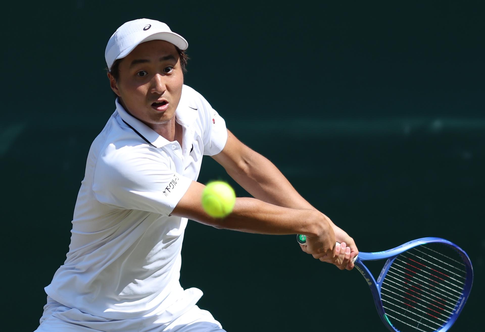 Shintaro Mochizuki, de Japón, en acción durante su partido de tercera ronda del torneo individual masculino contra Rafael Jodar, de España, en el torneo de Wimbledon, en Londres. EFE/EPA/ADAM VAUGHAN