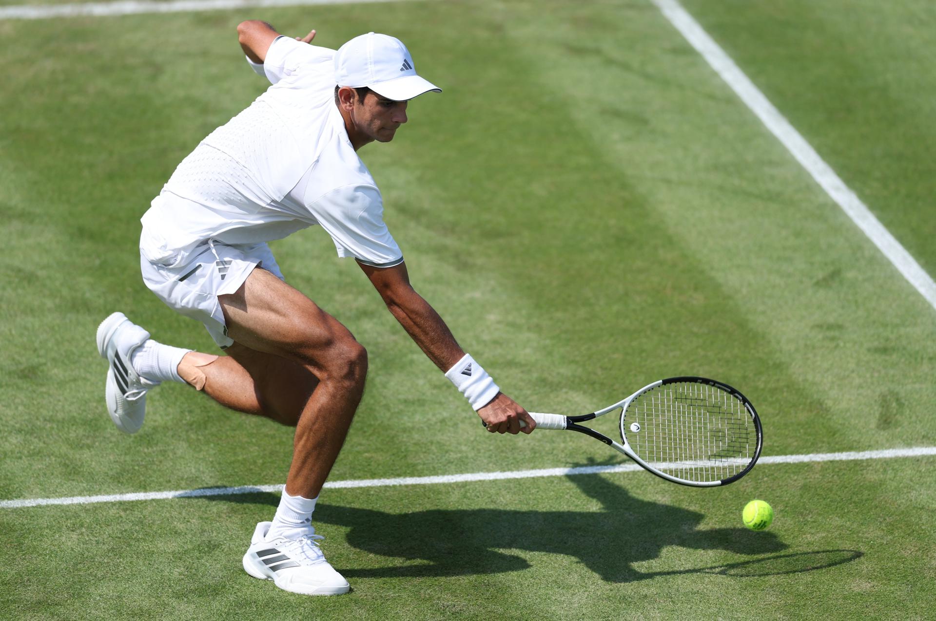 El español Rafael Jodar en acción durante su partido de tercera ronda del torneo individual masculino contra el japonés Shintaro Mochizuki en el torneo de Wimbledon, en Londres. EFE/EPA/ADAM VAUGHAN