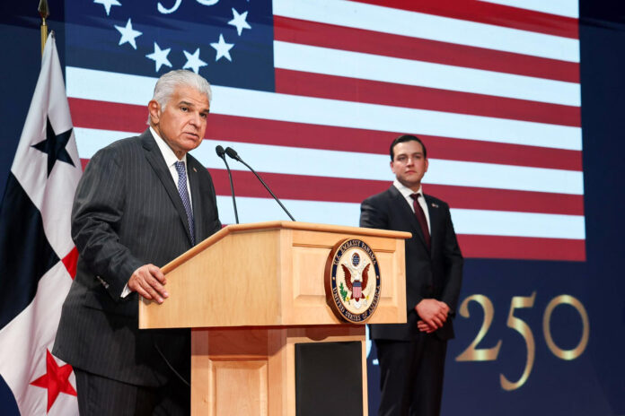 Fotografía cedida por la Embajada de Estados Unidos en Panamá que muestra al presidente de Panamá, José Raúl Mulino (i), hablando durante la celebración de los 250 años de la independencia de Estados Unidos, este viernes en Ciudad de Panamá (Panamá). EFE/ Embajada de Estados Unidos en Panamá
