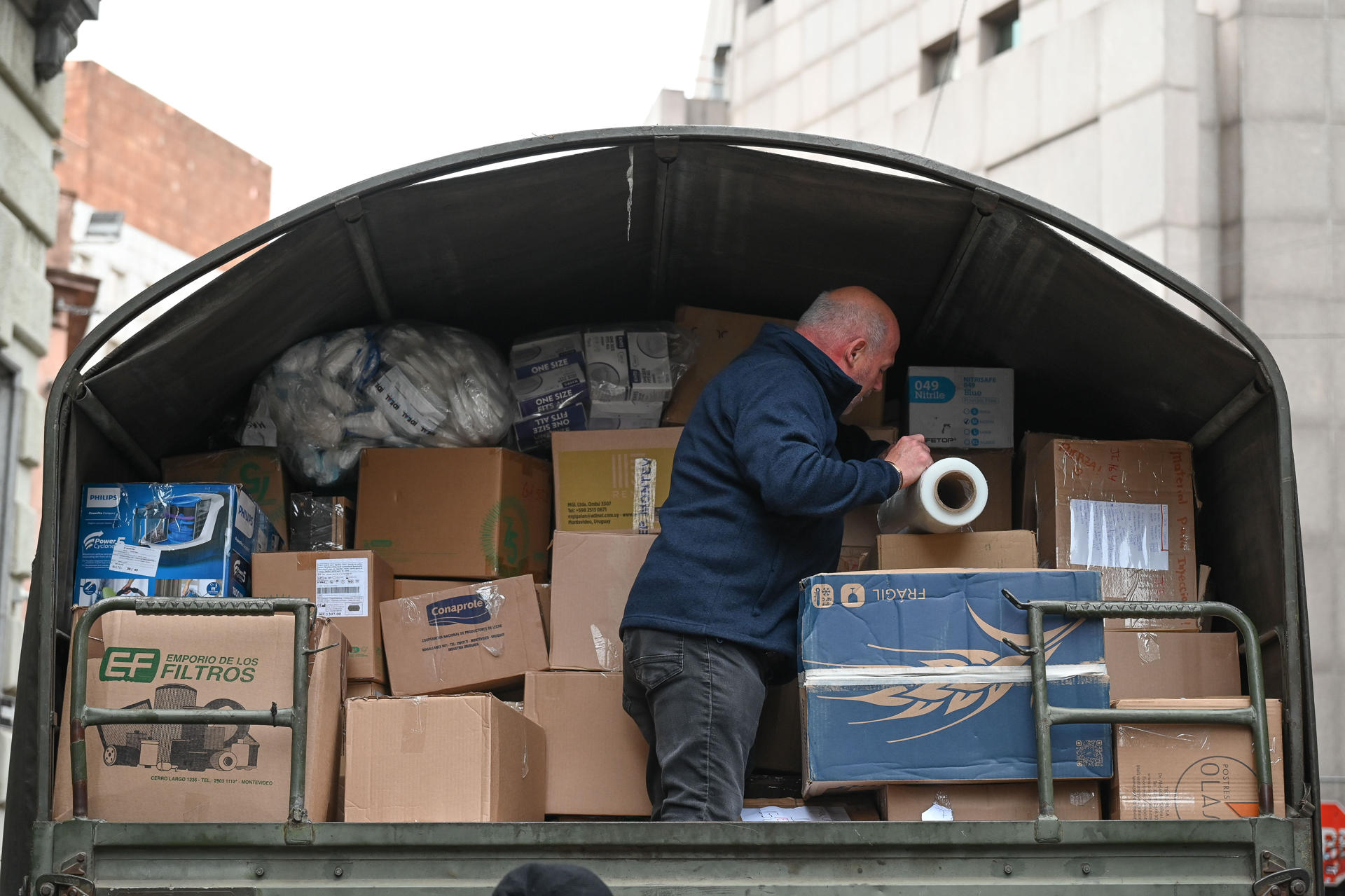 Un voluntario organiza productos recolectados por la comunidad venezolana y uruguaya este viernes en Montevideo (Uruguay). EFE/ Federico Gutiérrez
