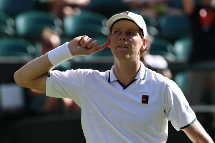Jannik Sinner celebra su victoria ante Jenson Brooksby en los dieciseisavos de Wimbledon. EFE/EPA/NEIL HALL

