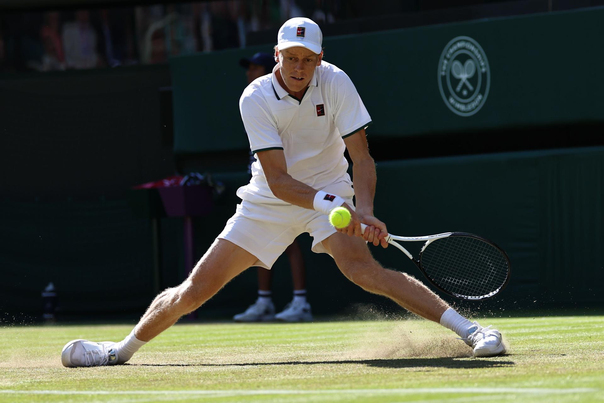 Jannik Sinner, durante su partido ante Jenson Brooksby en los dieciseisavos de Wimbledon. EFE/EPA/NEIL HALL
