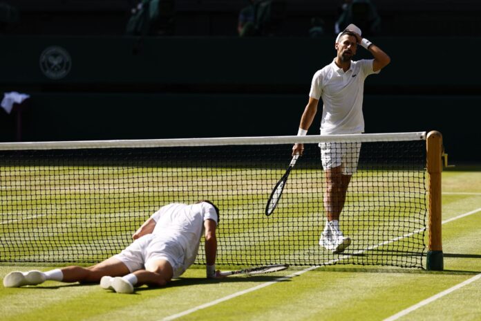 Novak Djokovic (d) celebra su victoria ante Arthur Rinderknech en los dieciseisavos de Wimbledon. EFE/EPA/TOLGA AKMEN
