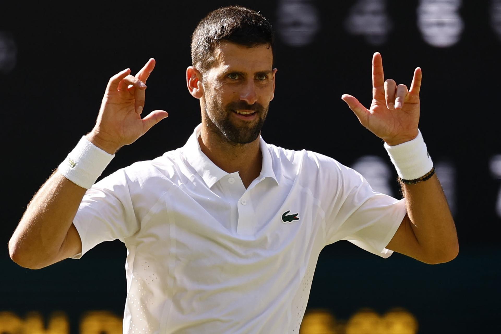 Novak Djokovic (d) celebra su victoria ante Arthur Rinderknech en los dieciseisavos de Wimbledon. EFE/EPA/TOLGA AKMEN