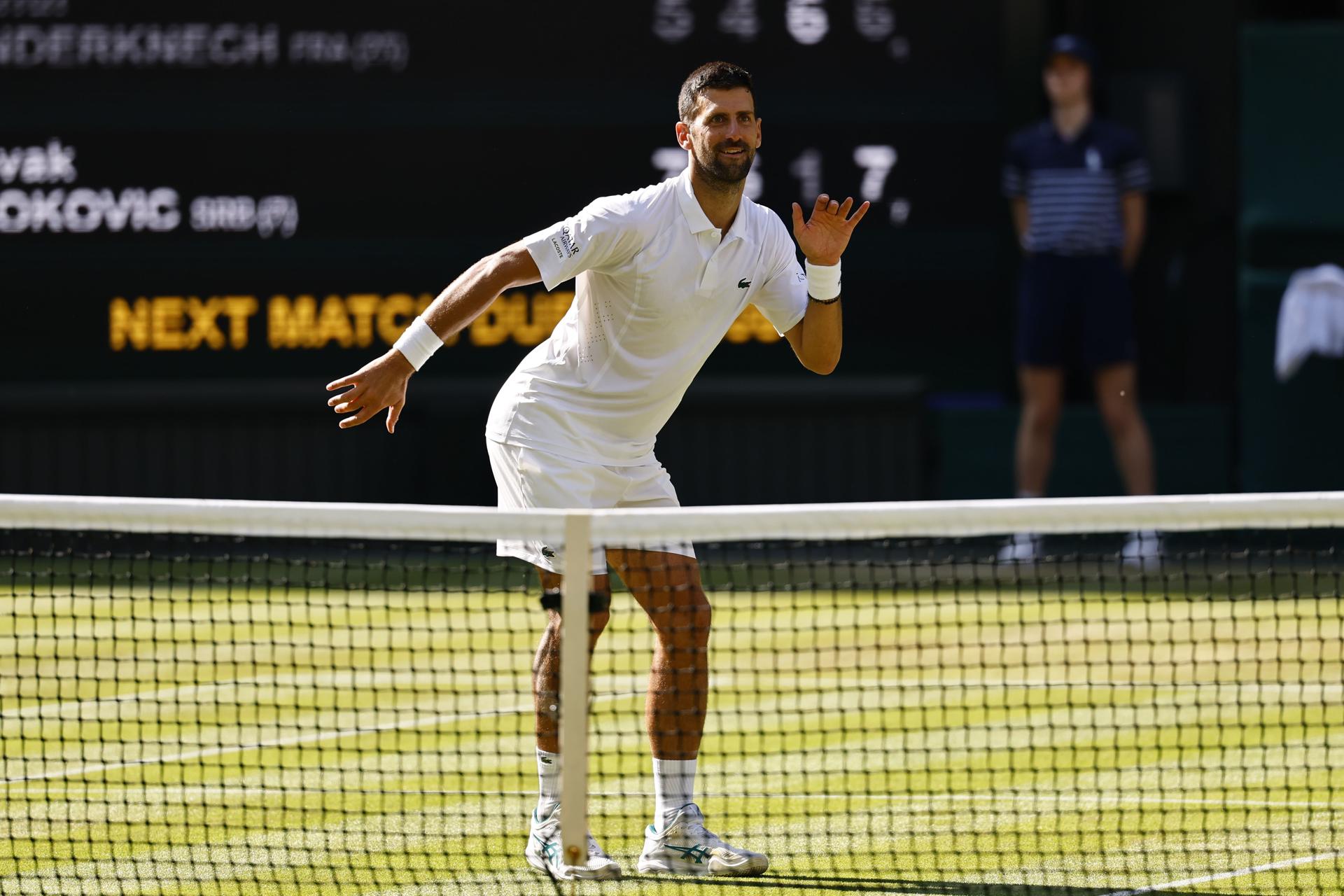 Novak Djokovic (d) celebra su victoria ante Arthur Rinderknech en los dieciseisavos de Wimbledon. EFE/EPA/TOLGA AKMEN