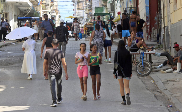 Personas caminan por una calle este jueves en La Habana (Cuba). EFE/ Ernesto Mastrascusa
