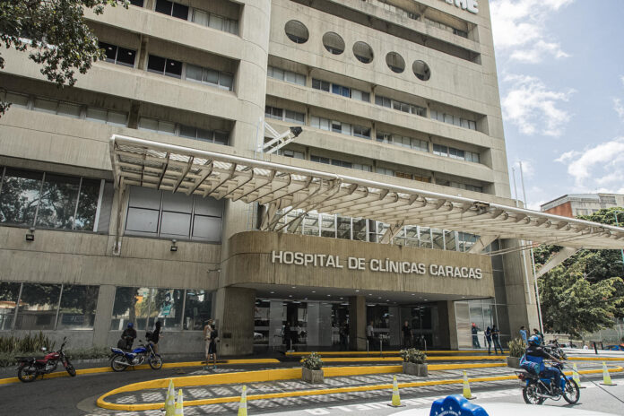 Fotografía de archivo que muestra la entrada del Hospital de Clínicas Caracas donde fue trasladado Hernán Gil, un superviviente de los terremotos en Venezuela rescatado tras pasar ocho días bajo los escombros de un edificio y después de una operación de salvamento de casi 72 horas en Caracas (Venezuela). EFE/ Henry Chirinos

