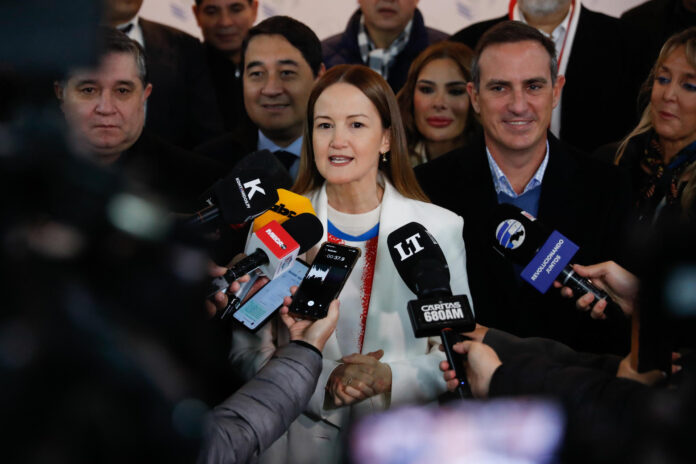 La candidata a la intendencia de Asunción, Soledad Núñez, habla con periodistas durante la inscripción de su candidatura en el Tribunal Superior de Justicia Electoral de Paraguay este viernes, en Asunción (Paraguay). EFE/ Juan Pablo Pino
