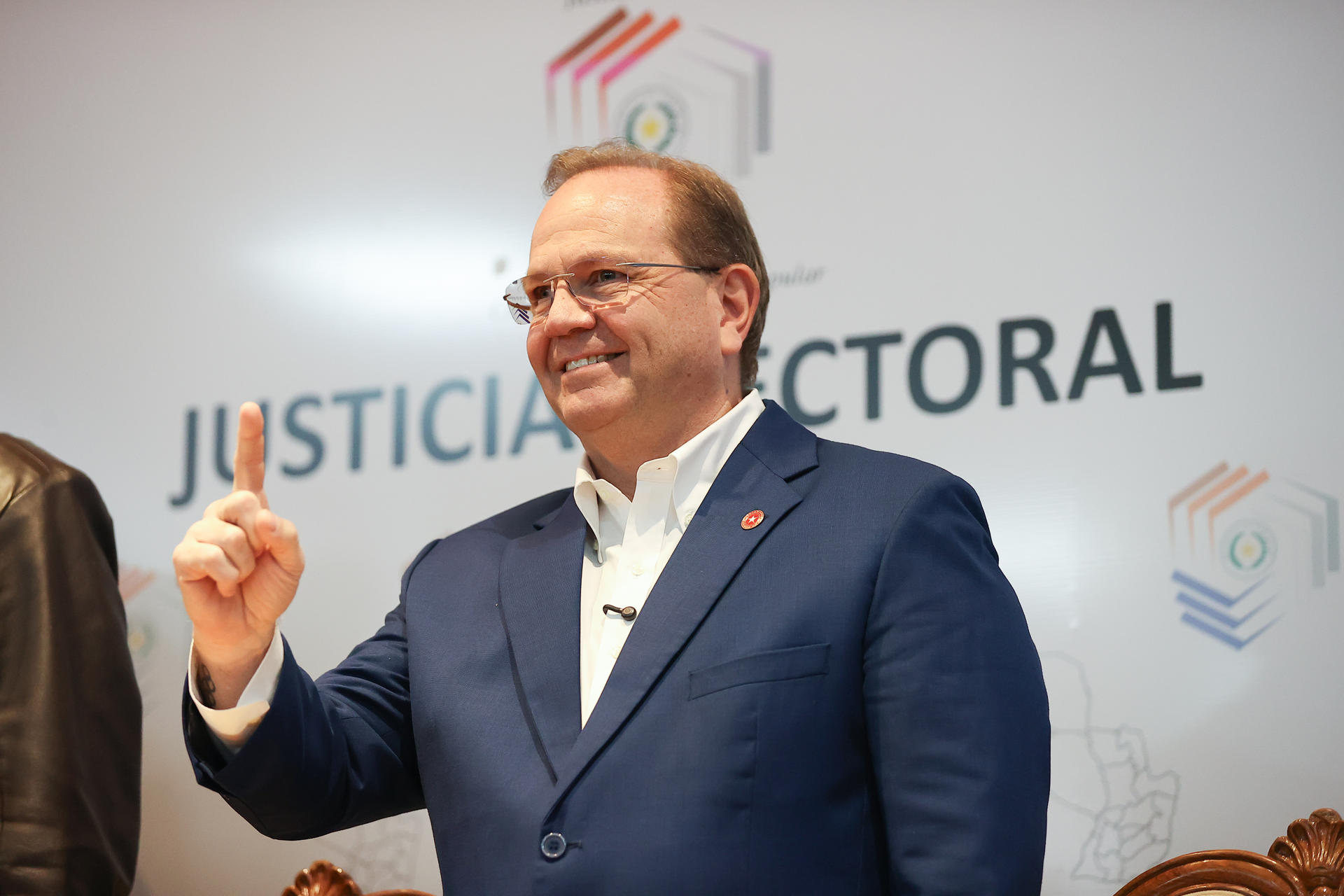 El candidato a la intendencia de Asunción, Camilo Pérez, reacciona durante la inscripción de su candidatura en el Tribunal Superior de Justicia Electoral de Paraguay este viernes, en Asunción (Paraguay). EFE/ Juan Pablo Pino
