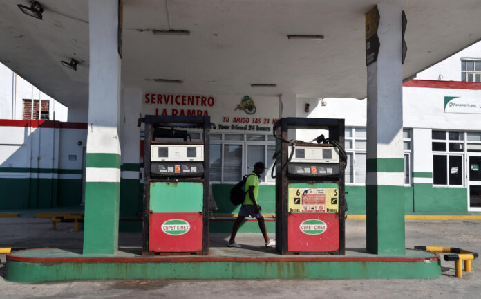 Una persona camina por una estación de combustible vacía este jueves, en La Habana (Cuba). EFE/ Ernesto Mastrascusa
