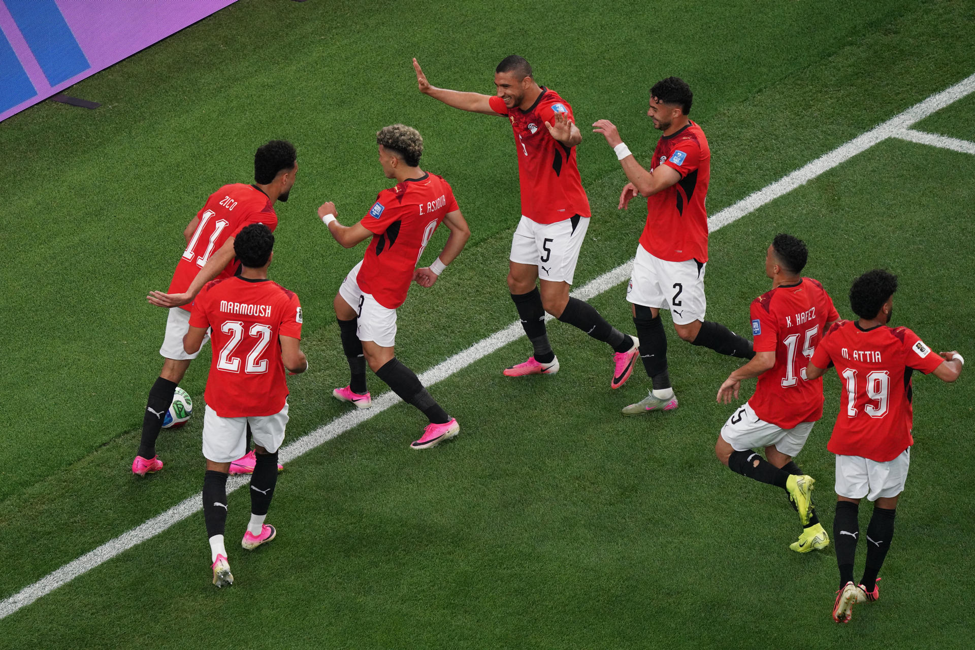 Los jugadores de Australia celebran el gol del empate 1-1 ante Egipto en los dieciseisavos del Mundial. EFE/Mariscal
