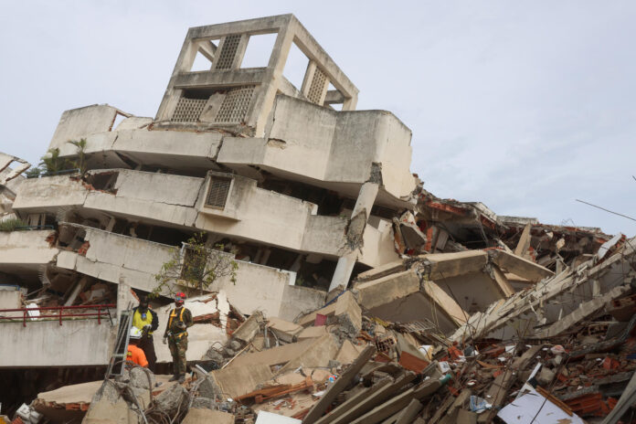 Rescatistas participan en la búsqueda de sobrevivientes tras el doble terremoto del 24 de junio, este viernes en Caraballeda, La Guaira (Venezuela). EFE/ Miguel Gutiérrez

