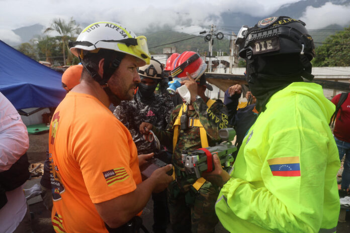 Rescatistas participan en la búsqueda de Fabio, un niño de 9 años que permanece desde hace nueve días bajo un edificio derrumbado tras el doble terremoto del 24 de junio, este viernes en Caraballeda, La Guaira (Venezuela). EFE/ Miguel Gutiérrez
