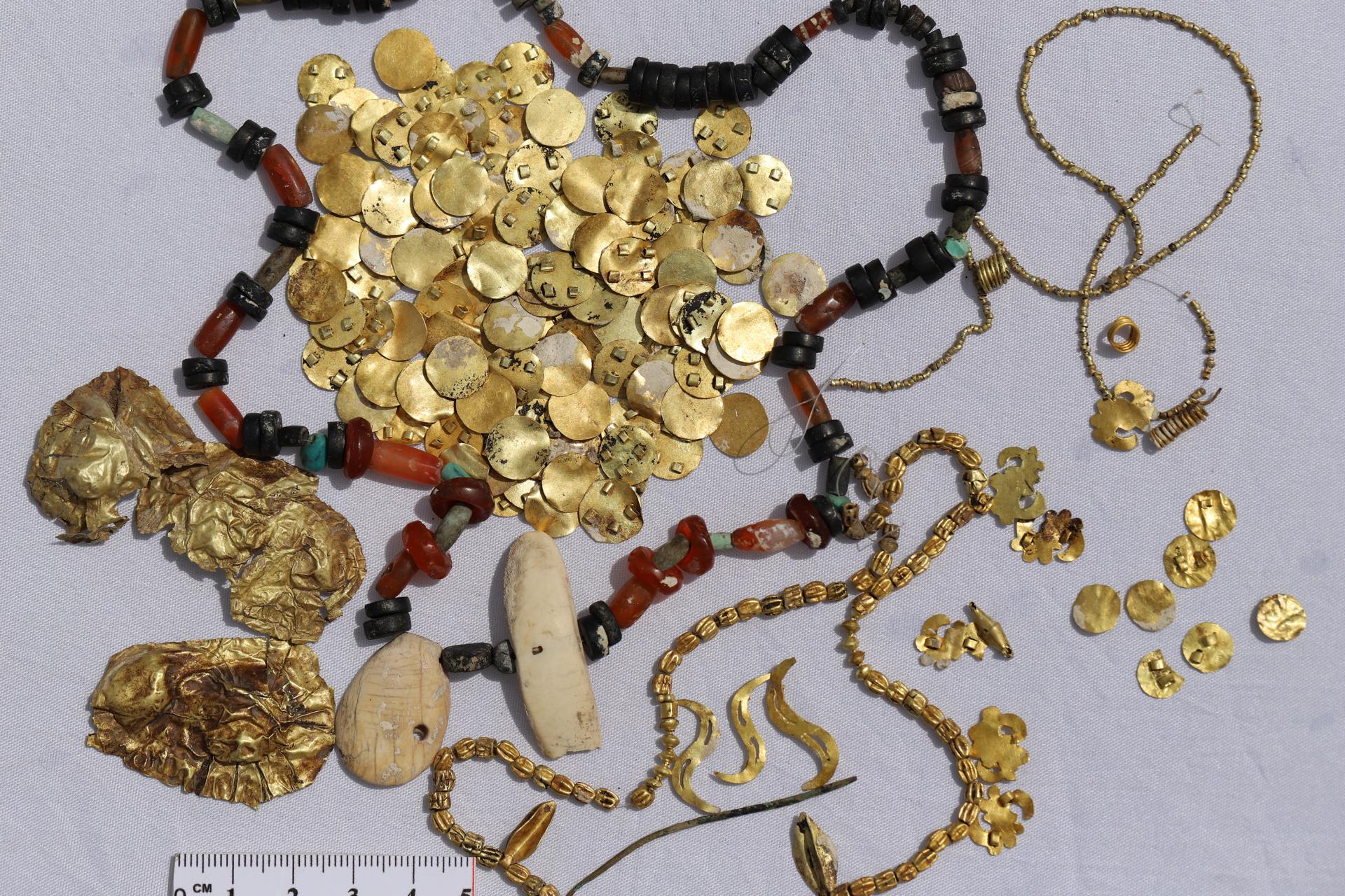 Imagen de algunos abalorios encontrados en los túmulos escitas. Crédito: © Zainolla Samashev
