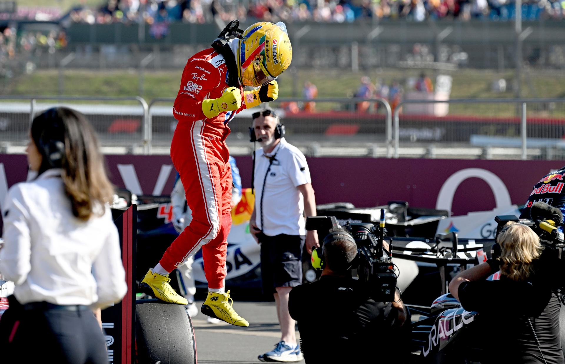 SILVERSTONE (Reino Unido), 03/07/2026.-El séptuple campeón del mundo inglés Lewis Hamilton (Ferrari), que dominó de forma espectacular la primera jornada del Gran Premio de Gran Bretaña, el noveno del Mundial de F1, en el circuito de Silverstone (Inglaterra); en el que encabezó todas las tablas de tiempos y donde este sábado arrancará primero en la prueba sprint. EFE/EPA/PETER POWELL
