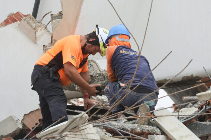 Rescatistas participan en el operativo de búsqueda de un menor de 9 años tras los terremotos en Venezuela en Caraballeda, La Guaira (Venezuela). EFE/ Miguel Gutiérrez
