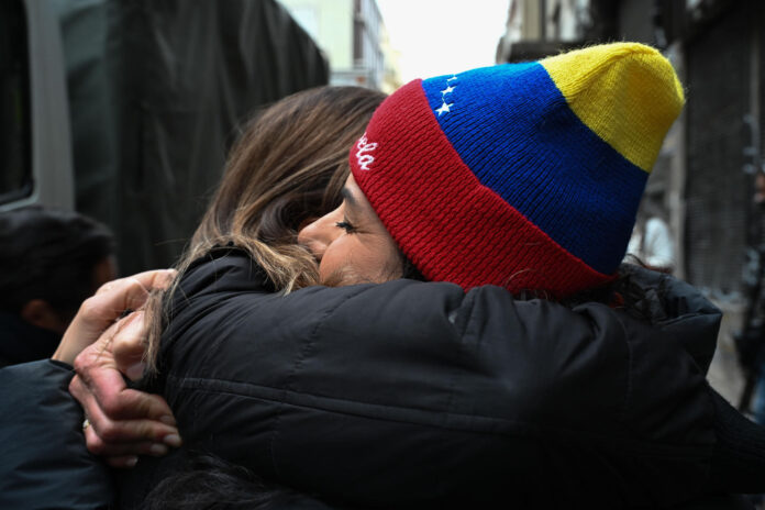 Personas se abrazan durante la recolección de productos donados por la comunidad venezolana y uruguaya este viernes en Montevideo (Uruguay). EFE/ Federico Gutiérrez
