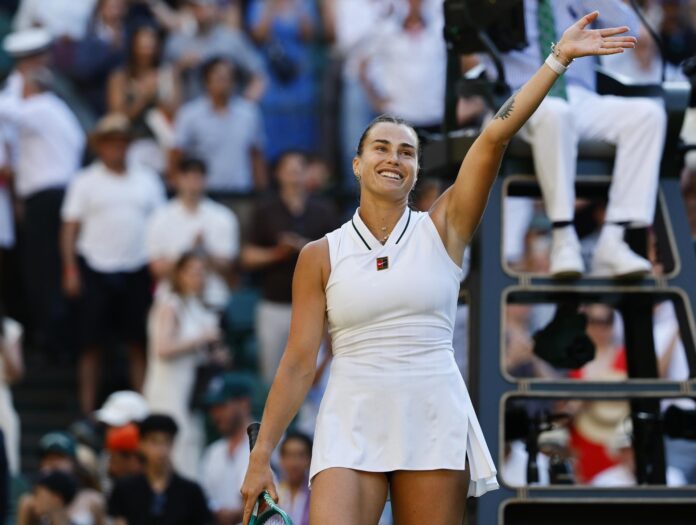 Aryna Sabalenka, de Bielorrusia, celebra tras ganar su partido de tercera ronda del torneo de Wimbledon contra Jelena Ostapenko, de Letonia.EFE/EPA/TOLGA AKMEN
