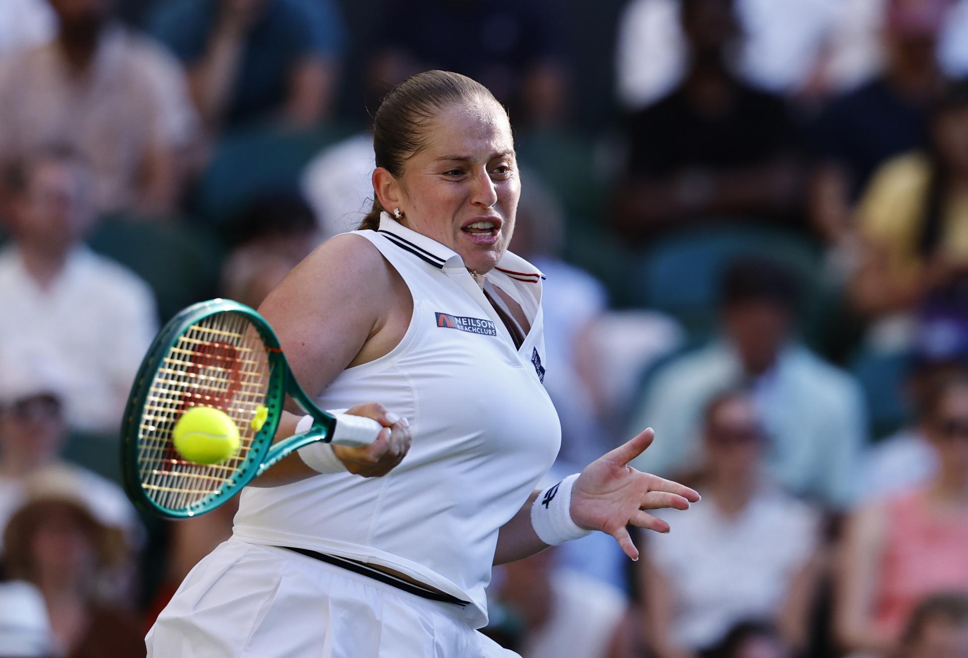 Jelena Ostapenko, de Letonia, en acción durante su partido de tercera ronda del torneo de Wimbledon contra Aryna Sabalenka, de Bielorrusia.EFE/EPA/TOLGA AKMEN
