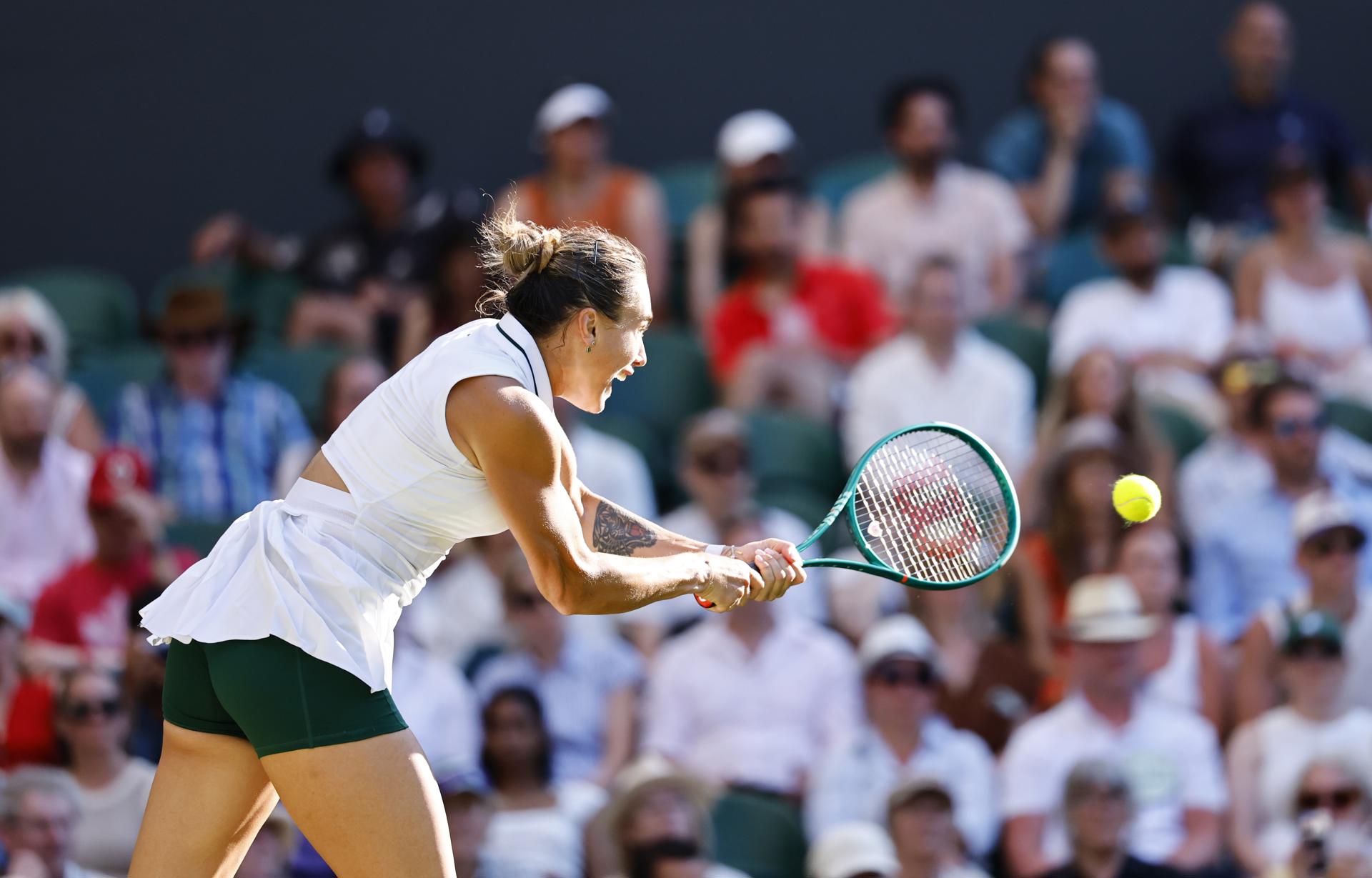 Aryna Sabalenka, de Bielorrusia, en acción durante su partido de tercera ronda del torneo de Wimbledon contra Jelena Ostapenko, de Letonia.EFE/EPA/TOLGA AKMEN
