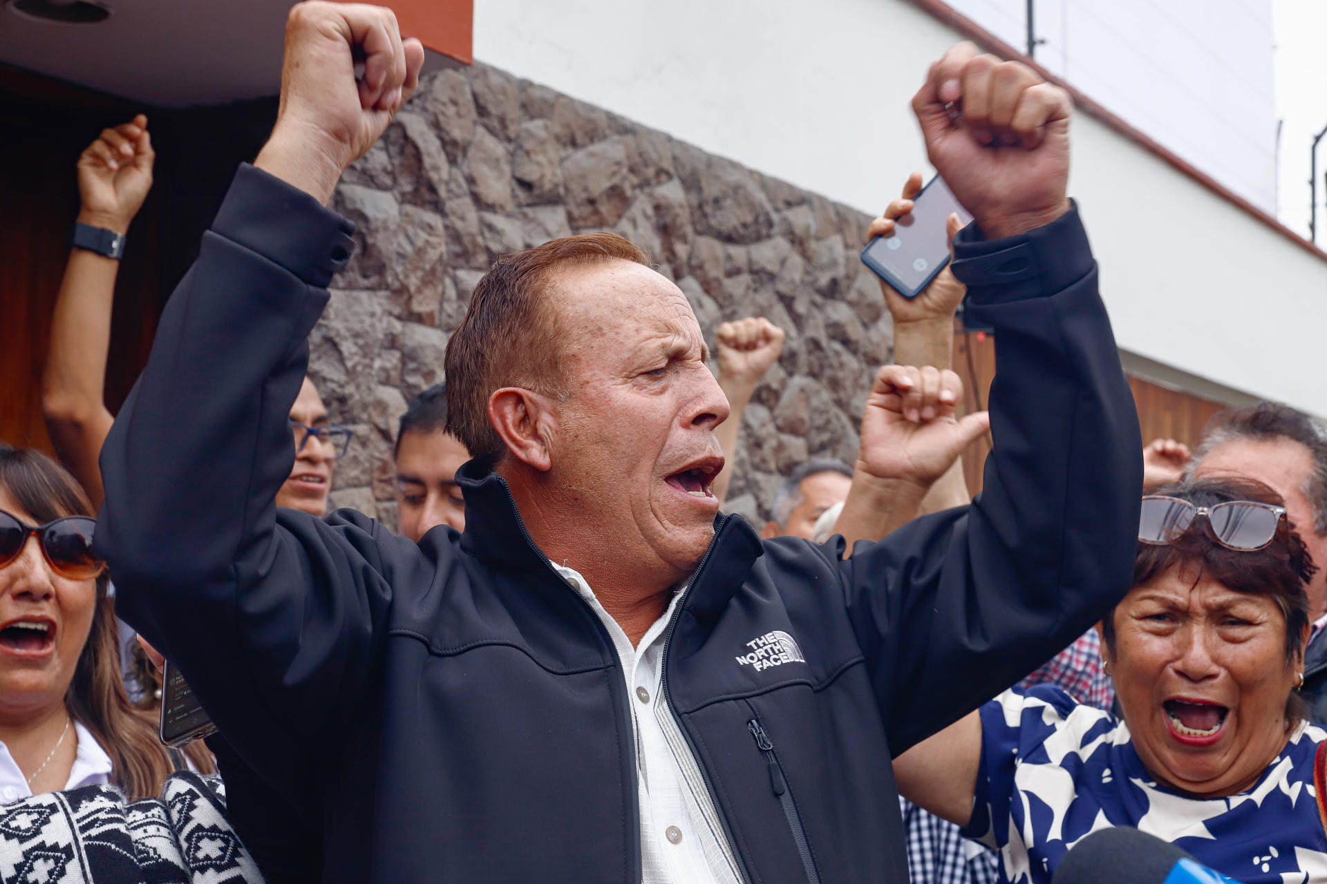 Simpatizantes de Keiko Fujimori celebran tras la aprobación de los resultados de las elecciones presidenciales de segunda vuelta por parte del Jurado Nacional de Elecciones (JNE) de Perú que dan como ganadora a Fujimori este viernes, en Lima (Perú). EFE/ Sebastián Blanco Salazar