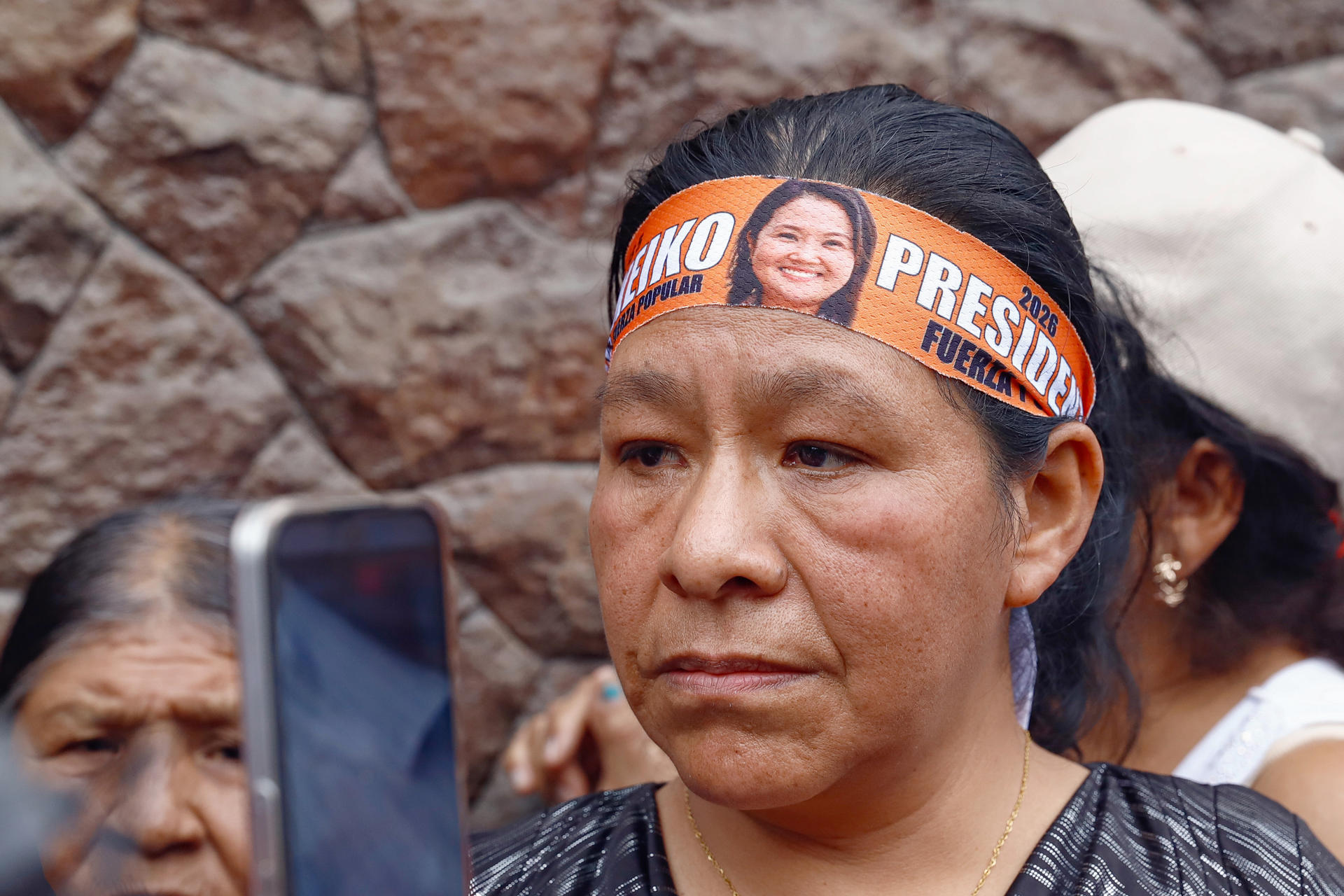 Una simpatizante de Keiko Fujimori reacciona tras la aprobación de los resultados de las elecciones presidenciales de segunda vuelta por parte del Jurado Nacional de Elecciones (JNE) de Perú que dan como ganadora a Fujimori este viernes, en Lima (Perú). EFE/ Sebastián Blanco Salazar