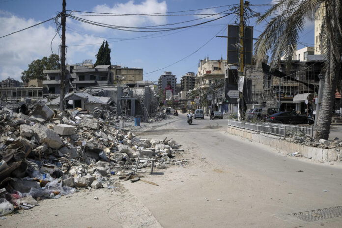 Las calles de la ciudad de Nabatieh, en el sur del Líbano, vuelven a llenarse lentamente de coches y peatones después de cuatro meses marcados por los bombardeos israelíes. EFE/Edgar Gutiérrez
