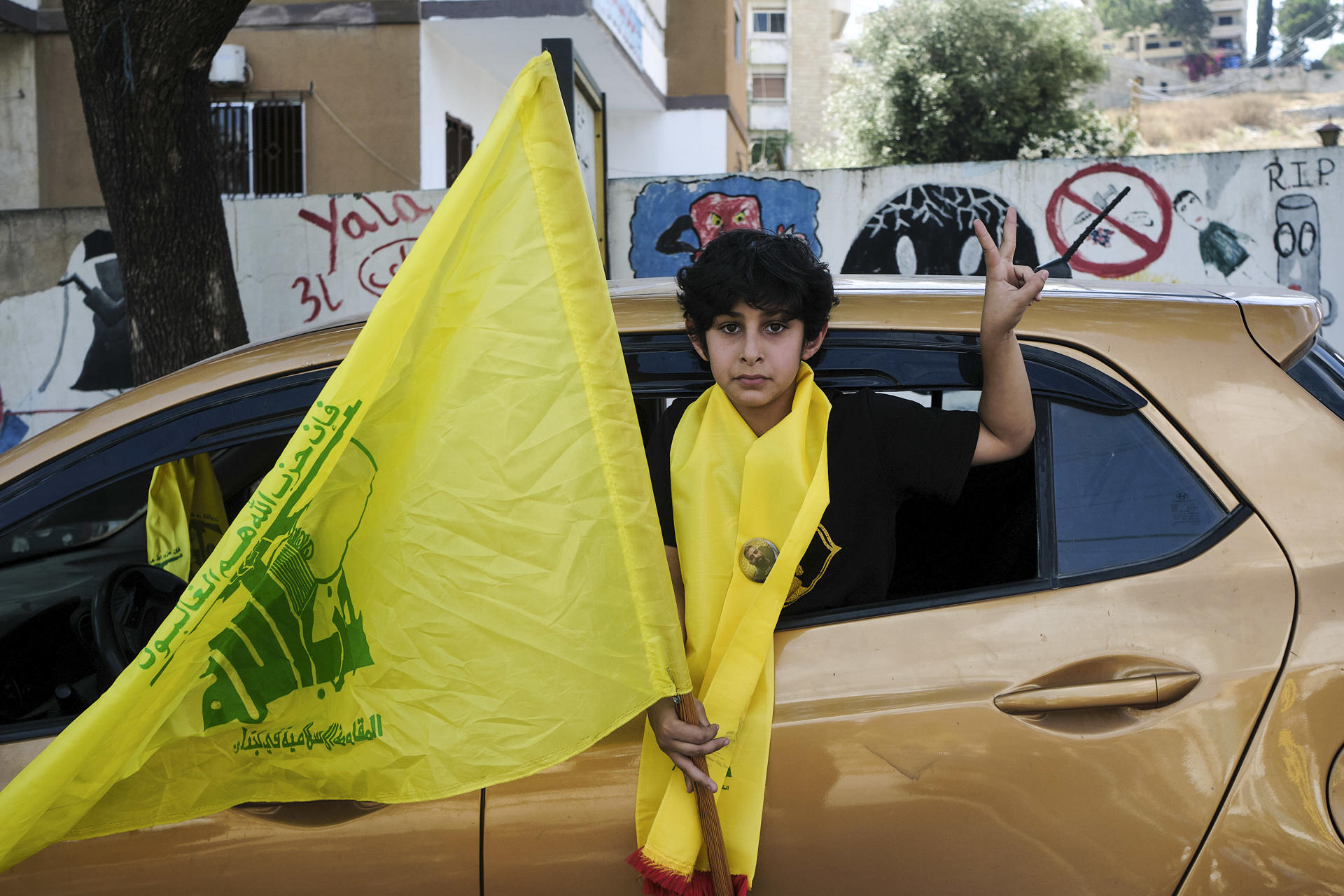 Un joven posa en las calles de la ciudad de Nabatieh, en el sur del Líbano, que vuelven a llenarse lentamente de coches y peatones después de cuatro meses marcados por los bombardeos israelíes. EFE/Edgar Gutiérrez
