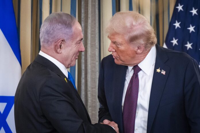 FOTO ARCHIVO. El presidente estadounidense, Donald Trump (d), estrecha la mano al primer ministro israelí, Benjamín Netanyahu (i), en Washington DC, (EE.UU.). EFE/EPA/JIM LO SCALZO / POOL
