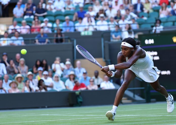 La estadounidense Coco Gauff ganó a su compatriota Claire Liu por 6-3, 6-7(5) y 6-2 y alcanzó, por cuarta vez, los octavos de final de Wimbledon. EFE/EPA/NEIL HALL
