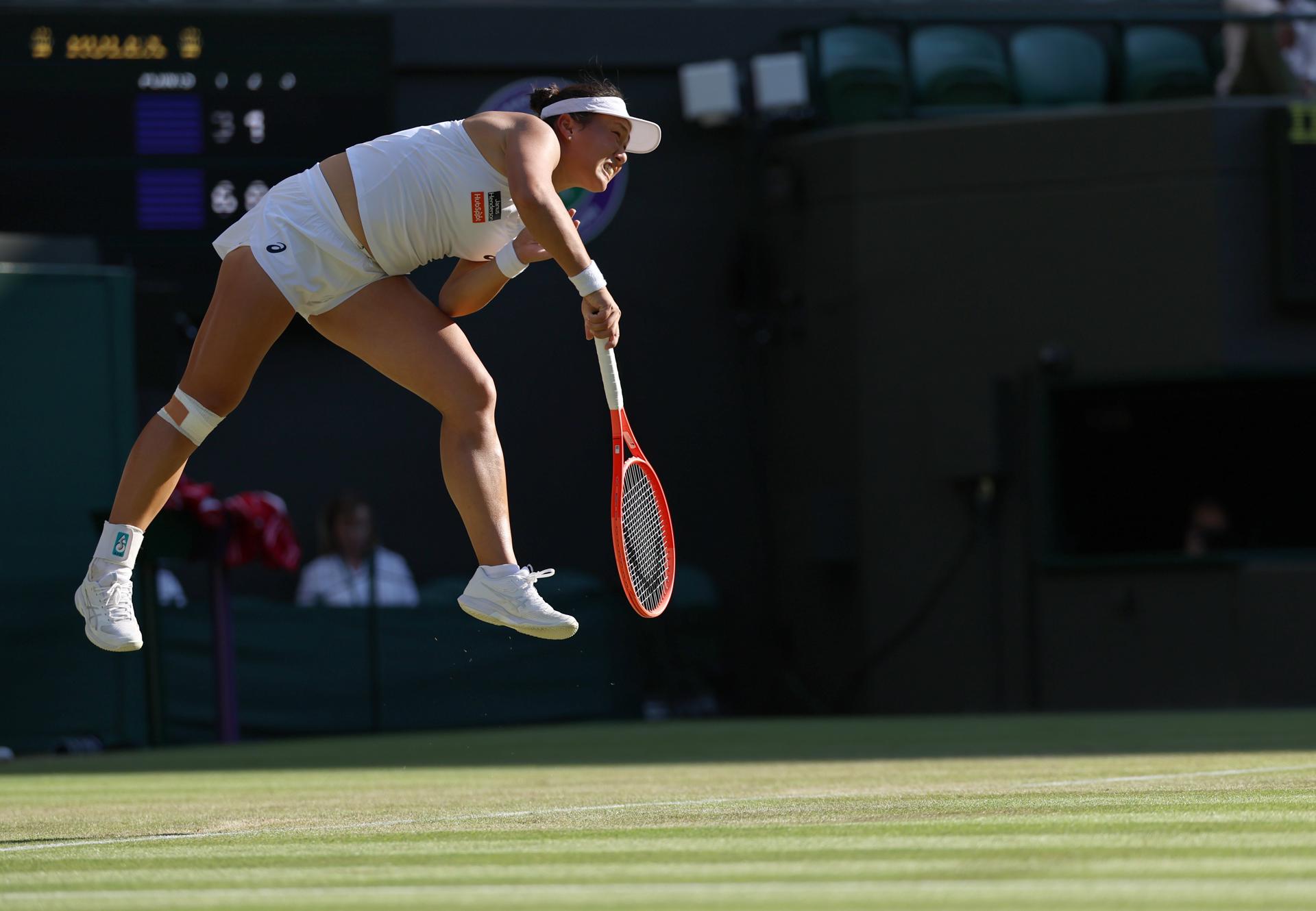 La estadounidense Coco Gauff ganó a su compatriota Claire Liu por 6-3, 6-7(5) y 6-2 y alcanzó, por cuarta vez, los octavos de final de Wimbledon. EFE/EPA/NEIL HALL